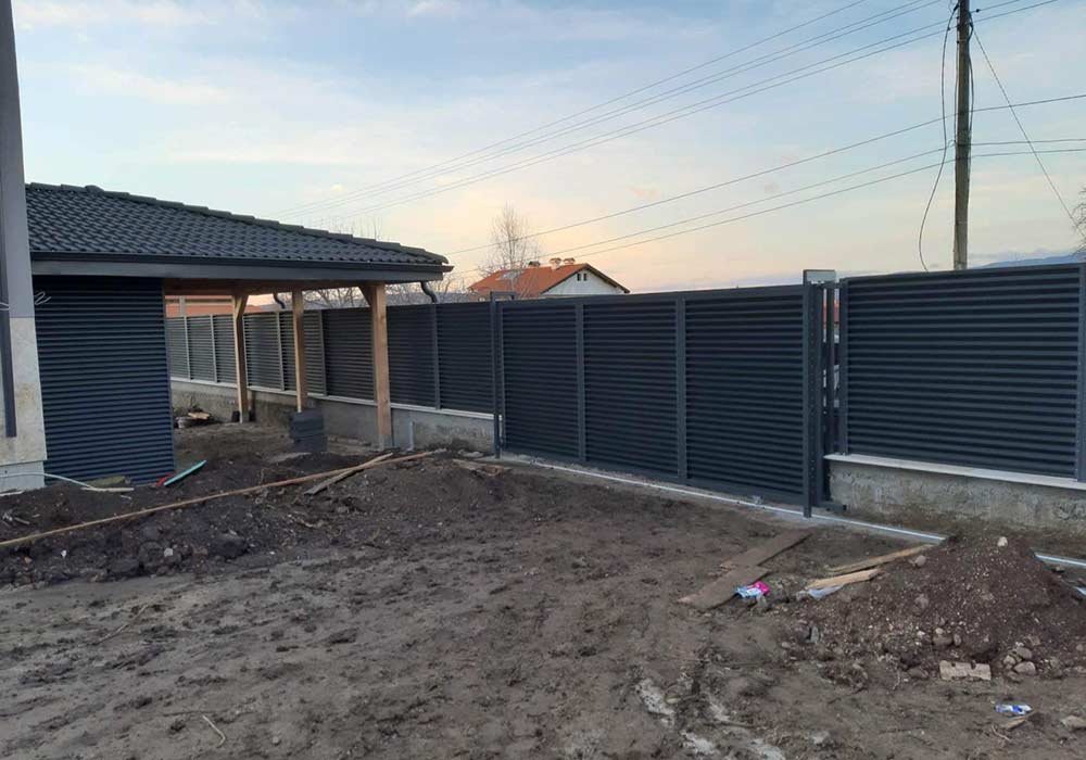 Плъзгащ се портал от горещопозинковани ламели