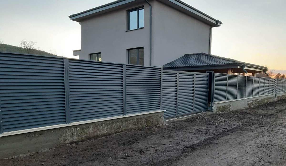 Плъзгащ се портал от горещопозинковани ламели