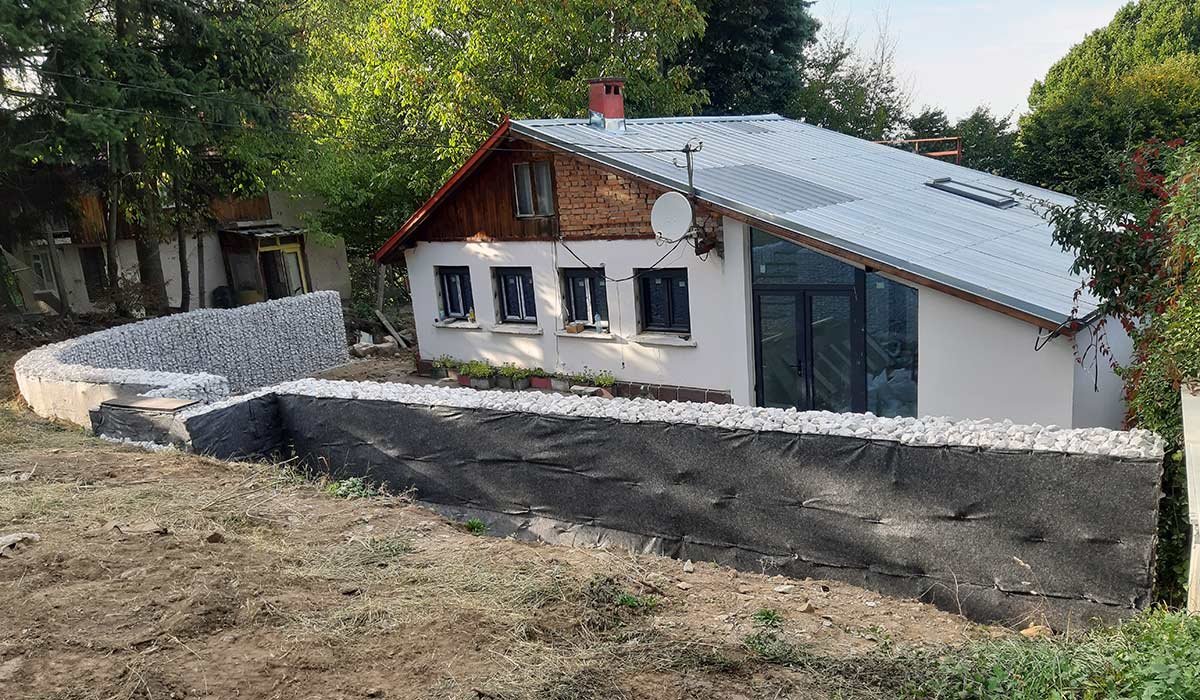 Подпорна стена от габиони с вградени стъпала от габиони