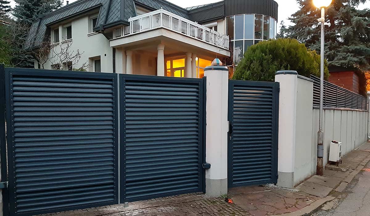 Двукрила гаражна врата от горещопоцинковани ламели